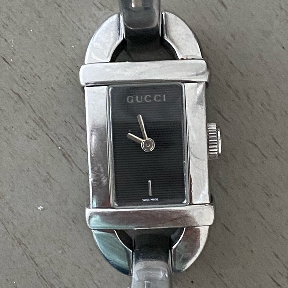 Ladie’s Rectangular Gucci Timepiece 6800L - Picture 2 of 7